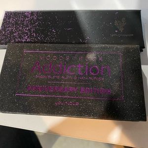 Younique moonstruck addiction pallete and holder